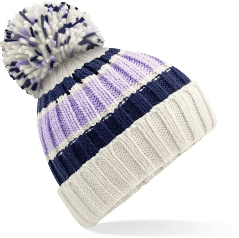 Beechfield B 392 – Strickmütze mit Streifen "Hygge" – Blueberry Cheesecake